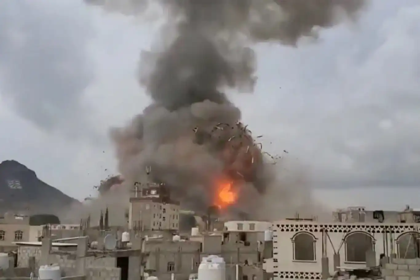 الاحتلال يشن غارات على صنعاء ويستهدف وزارة الدفاع الاحتلال يشن غارات على صنعاء ويستهدف وزارة الدفاع