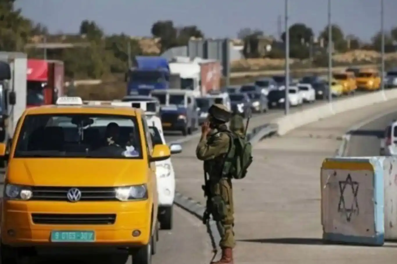 الاحتلال الصهيوني يصعّد من حملاته في القدس ويشلّ الحياة اليومية للفلسطينيين الاحتلال الصهيوني يصعّد من حملاته في القدس ويشلّ الحياة اليومية للفلسطينيين