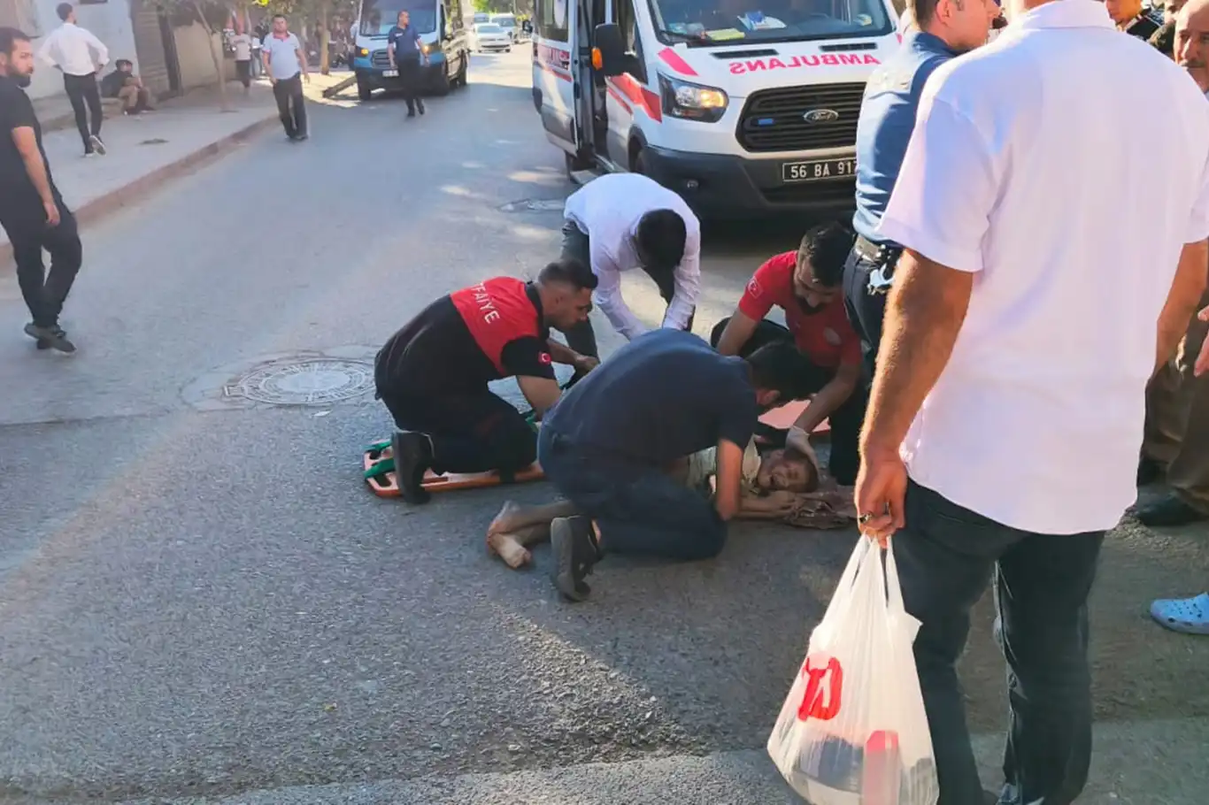 Siirt'te aracın çarptığı küçük çocuk yaralandı Siirt'te aracın çarptığı küçük çocuk yaralandı