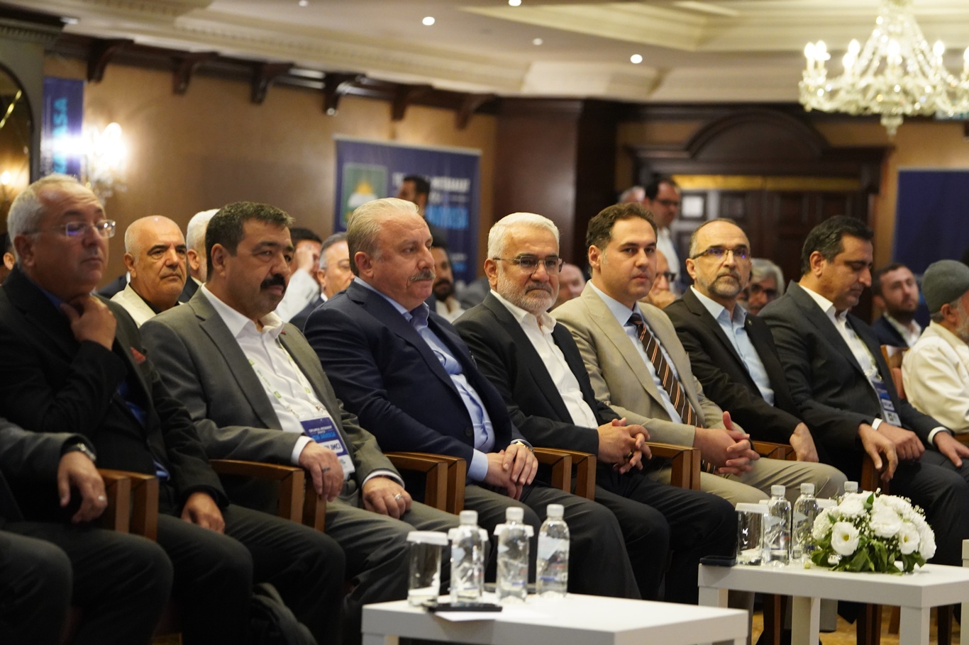 HÜDA PAR’ın "Toplumsal Mutabakat Arayışı ve Yeni Anayasa" çalıştayı başladı HÜDA PAR’ın "Toplumsal Mutabakat Arayışı ve Yeni Anayasa" çalıştayı başladı