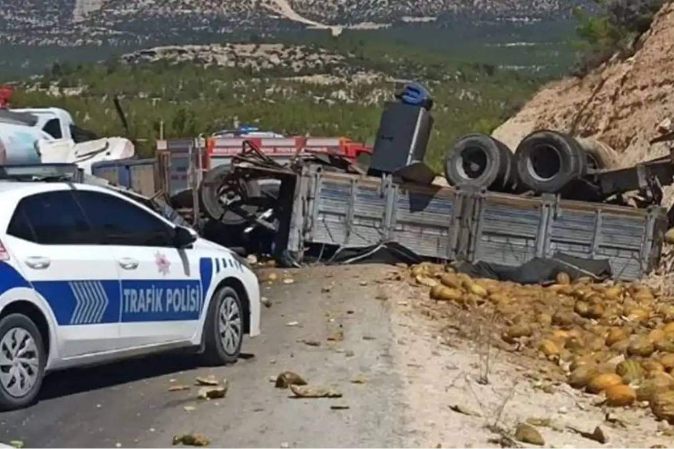 Mersin'de otobüs ile kavun yüklü kamyon çarpıştı: 3 ölü, 7 yaralı Mersin'de otobüs ile kavun yüklü kamyon çarpıştı: 3 ölü, 7 yaralı