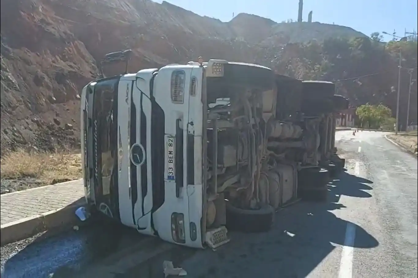 Elazığ’dan Diyarbakır’a giden tır devrildi: Sürücü yaralandı