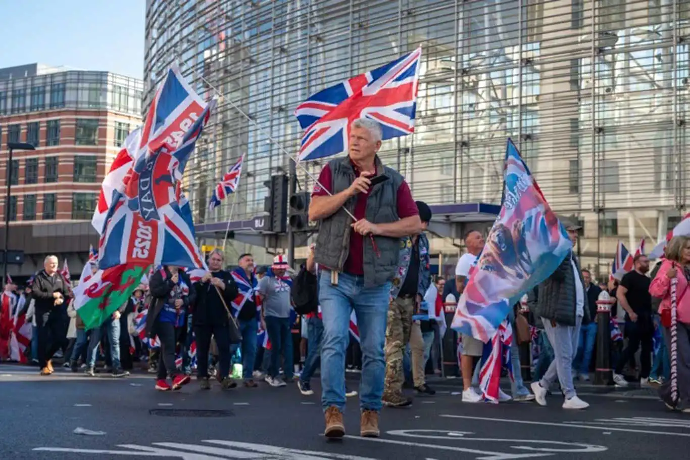 Londra'da olaylar: 26 polis yaralı, 25 gözaltı