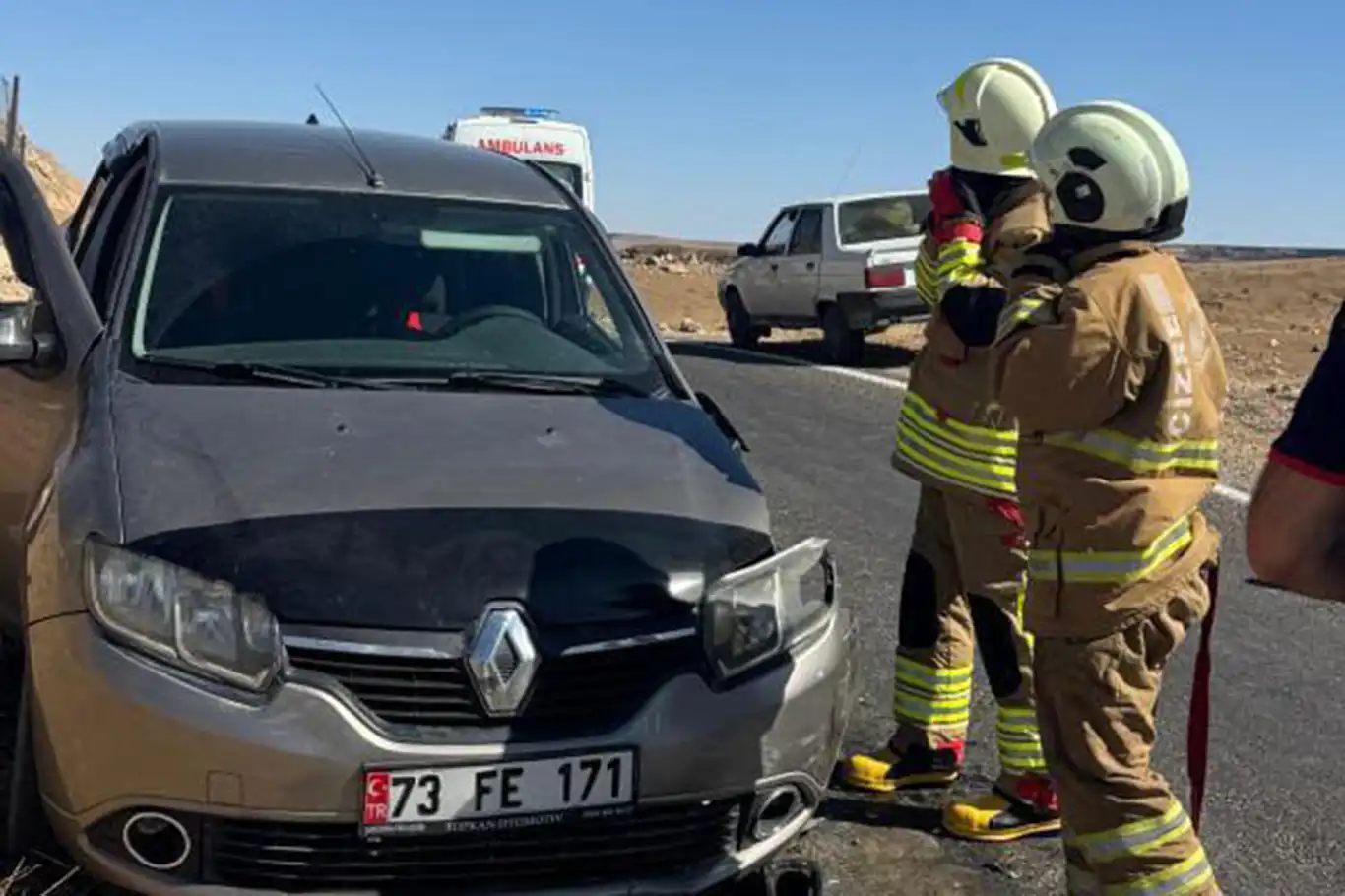 Hafif ticari araç ile otomobil çarpıştı: 2 yaralı Hafif ticari araç ile otomobil çarpıştı: 2 yaralı