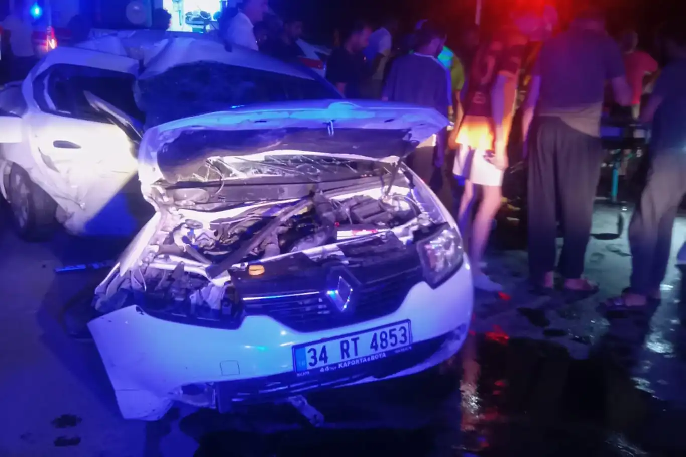 Malatya'da 2 otomobil çarpıştı: 3 yaralı Malatya'da 2 otomobil çarpıştı: 3 yaralı