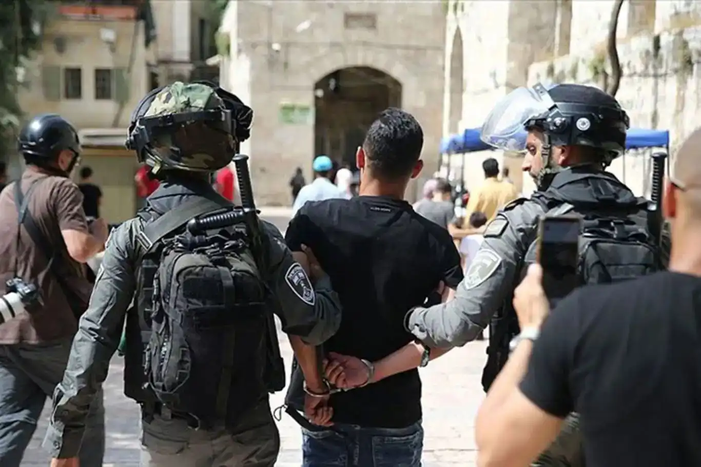 Batı Şeria'da evler basıldı, gençler esir alındı Batı Şeria'da evler basıldı, gençler esir alındı