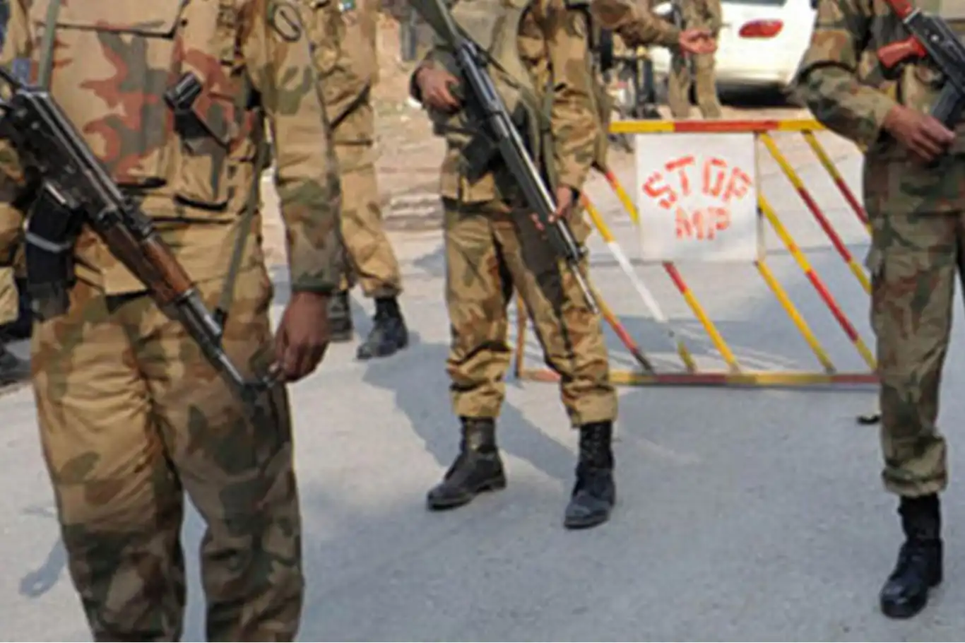 Pakistan'da askerlere saldırı: 5 ölü Pakistan'da askerlere saldırı: 5 ölü