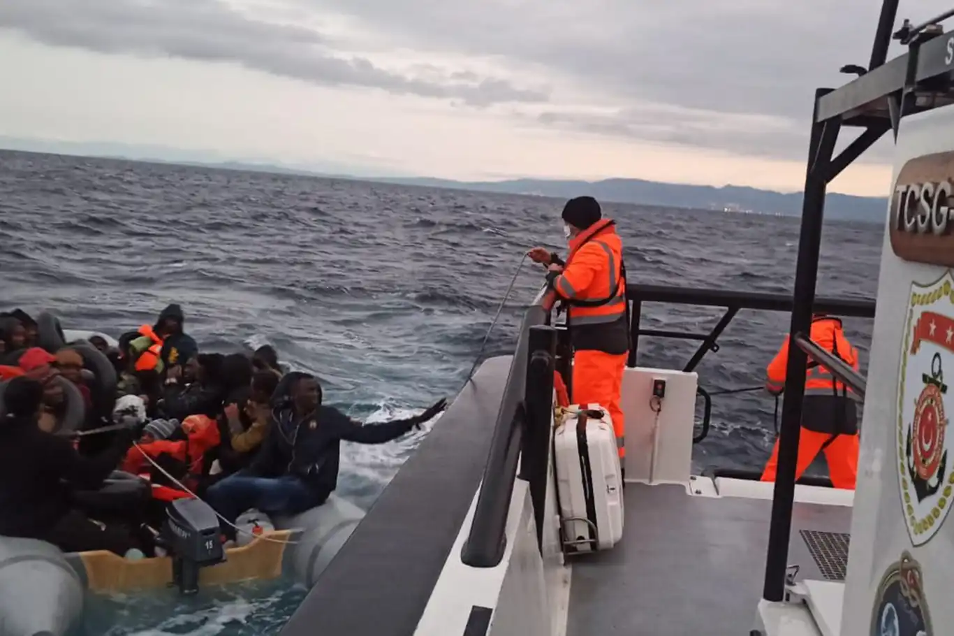 İzmir açıklarında 33 düzensiz göçmen kurtarıldı