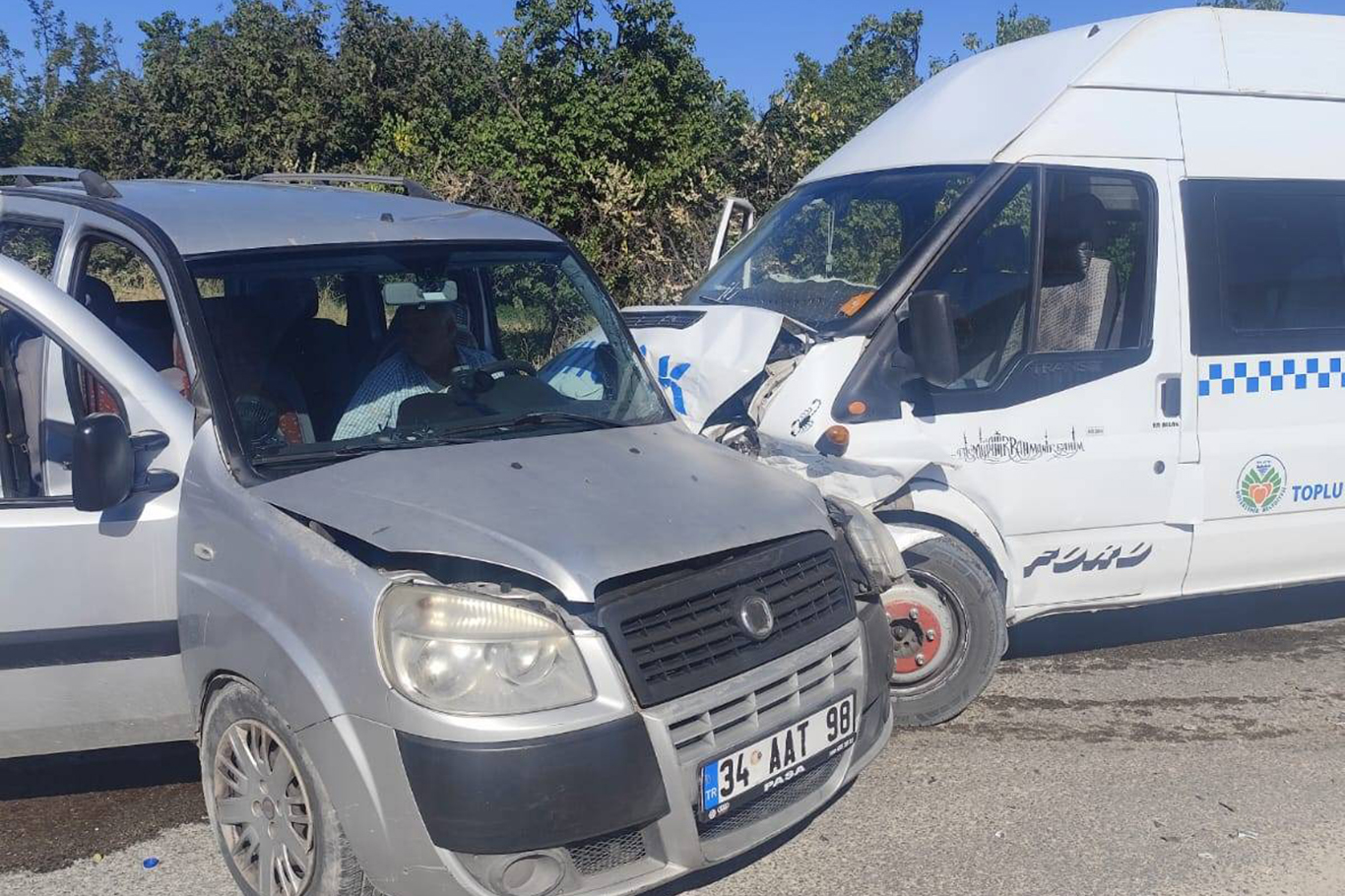 Malatya'da minibüs ile hafif ticari araç çarpıştı: 3 yaralı Malatya'da minibüs ile hafif ticari araç çarpıştı: 3 yaralı