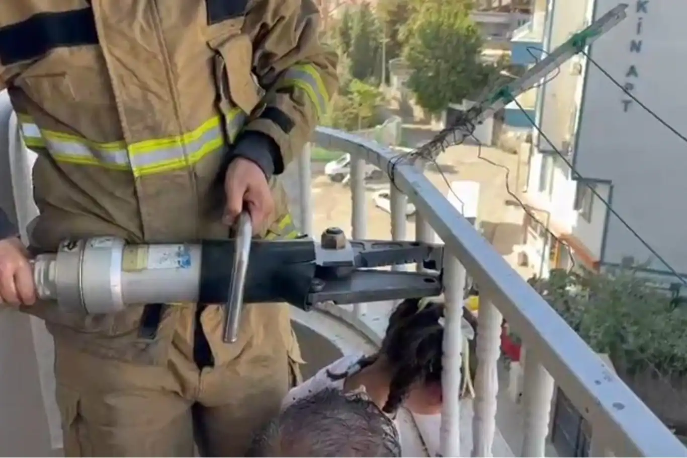 Başı demirlere sıkışan çocuk, itfaiye ekipleri tarafından kurtarıldı