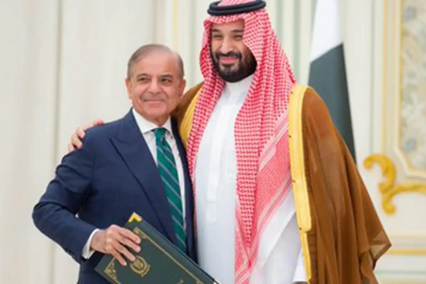 باكستان والسعودية توقعان اتفاقية دفاعية استراتيجية باكستان والسعودية توقعان اتفاقية دفاعية استراتيجية