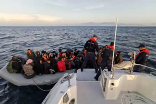Çanakkale açıklarında 23 düzensiz göçmen kurtarıldı