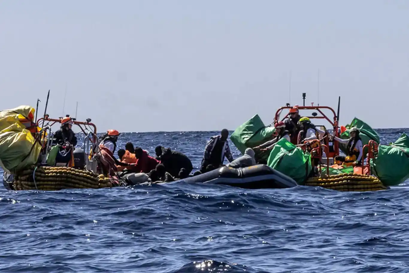 لە ناو بەلەمێکی کۆچبەران ئاگر دەرکەوت: ٥٠ کەس گیانیان لەدەستدا لە ناو بەلەمێکی کۆچبەران ئاگر دەرکەوت: ٥٠ کەس گیانیان لەدەستدا