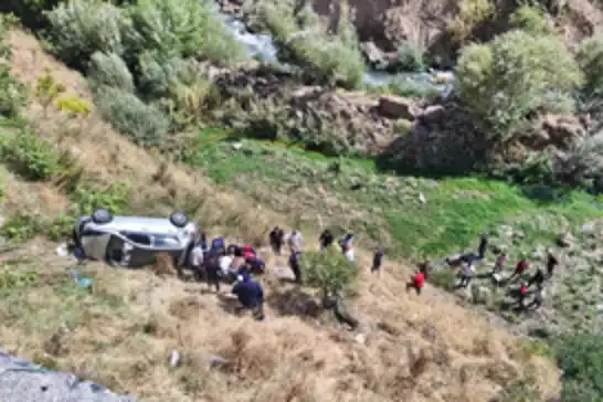 Bitlis'te otomobil şarampole devrildi: Biri ağır, 2 yaralı