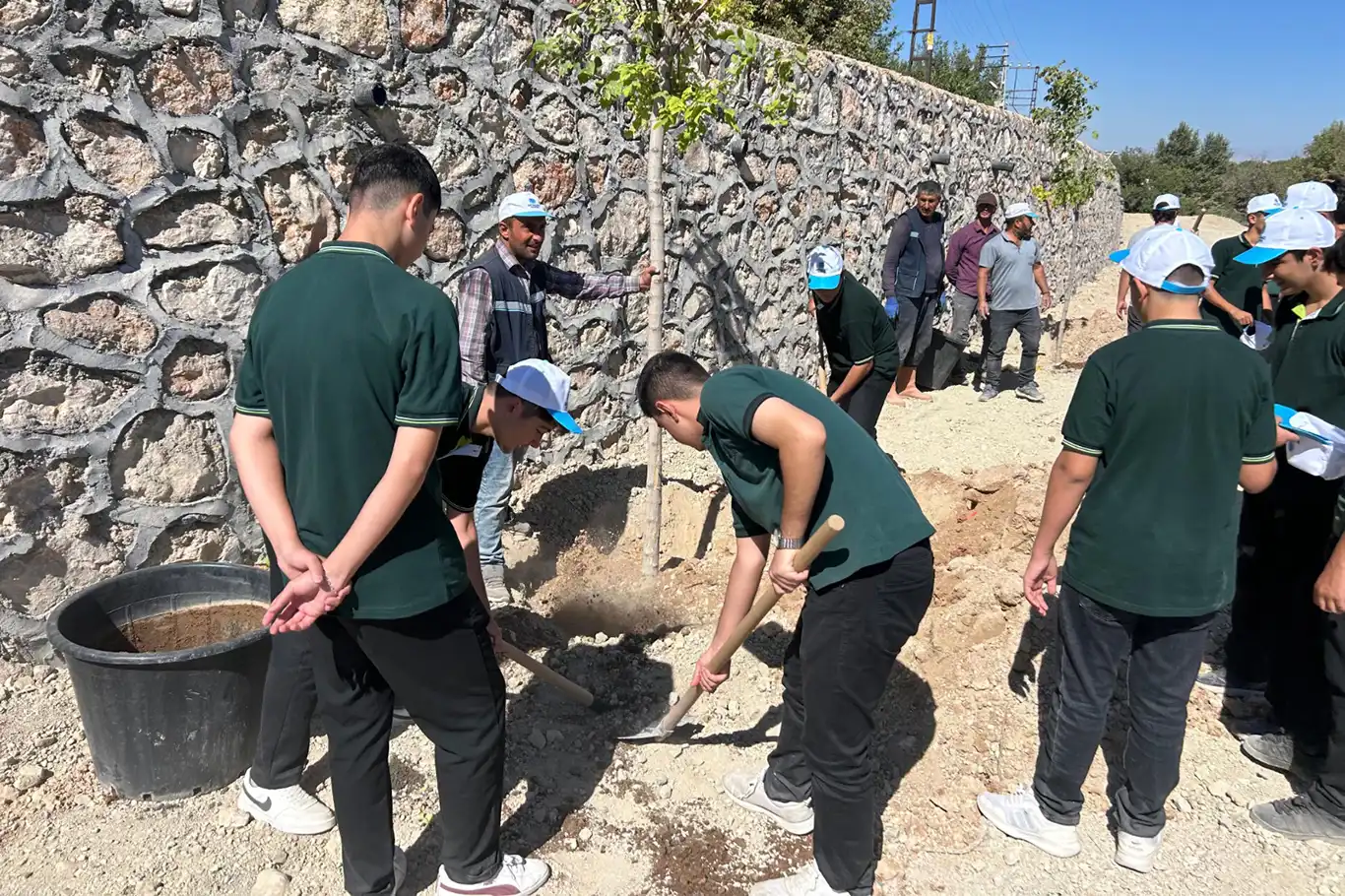 Malatya Fethi'nin yıl dönümünde yüzlerce fidan toprakla buluştu Malatya Fethi'nin yıl dönümünde yüzlerce fidan toprakla buluştu