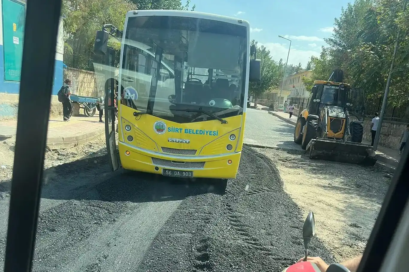 Asfalt çalışması sırasında belediye otobüsü yolda mahsur kaldı Asfalt çalışması sırasında belediye otobüsü yolda mahsur kaldı