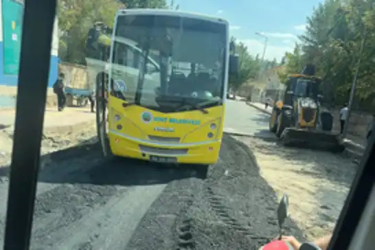 Asfalt çalışması sırasında belediye otobüsü yolda mahsur kaldı