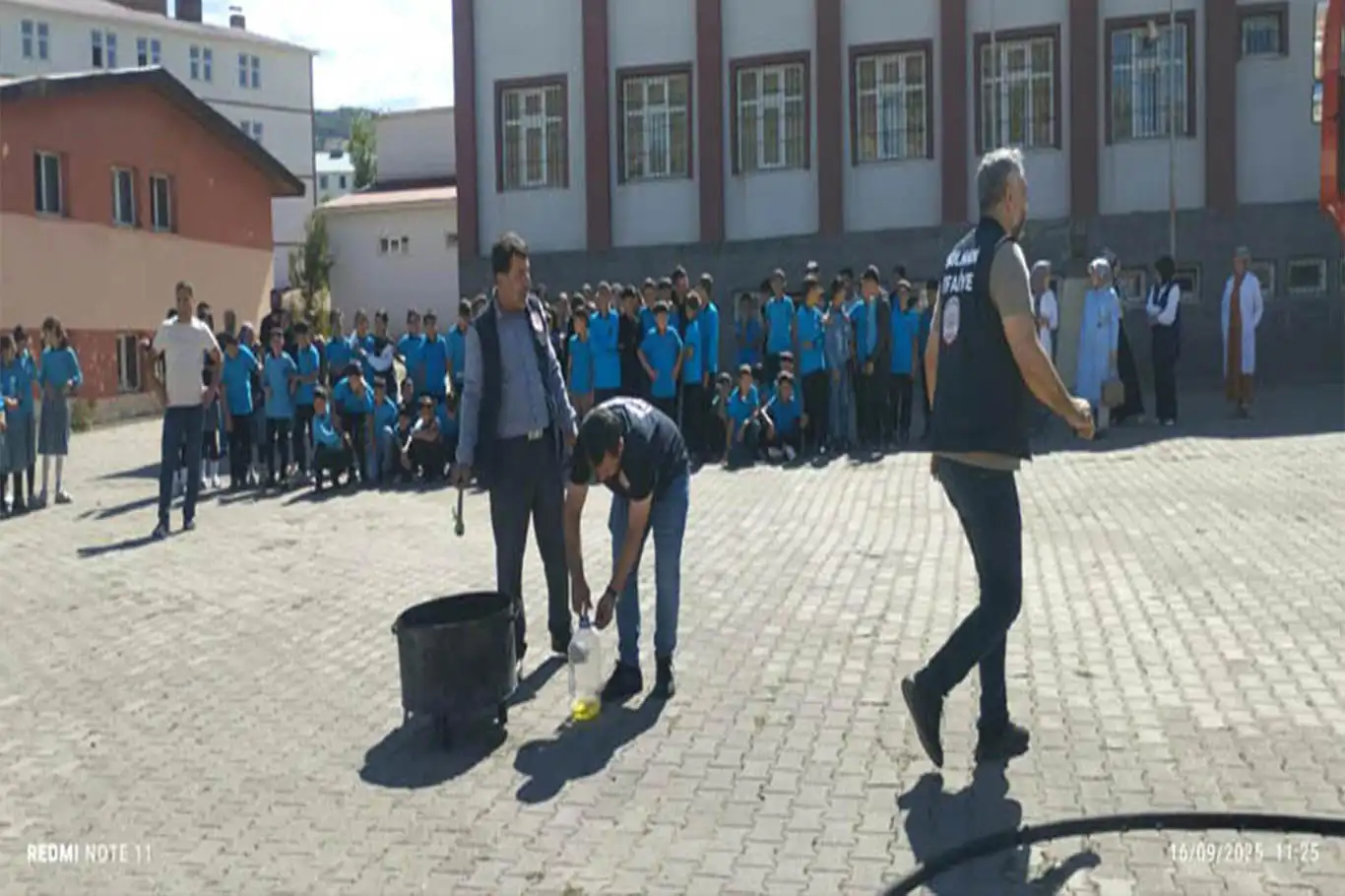 Solhan yatılı bölge okulunda yangın eğitimi Solhan yatılı bölge okulunda yangın eğitimi