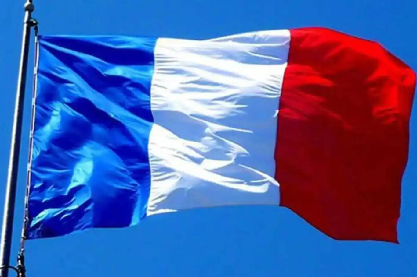 فرنسا تعلق التعاون الأمني مع مالي وتطرد دبلوماسيين اثنين فرنسا تعلق التعاون الأمني مع مالي وتطرد دبلوماسيين اثنين