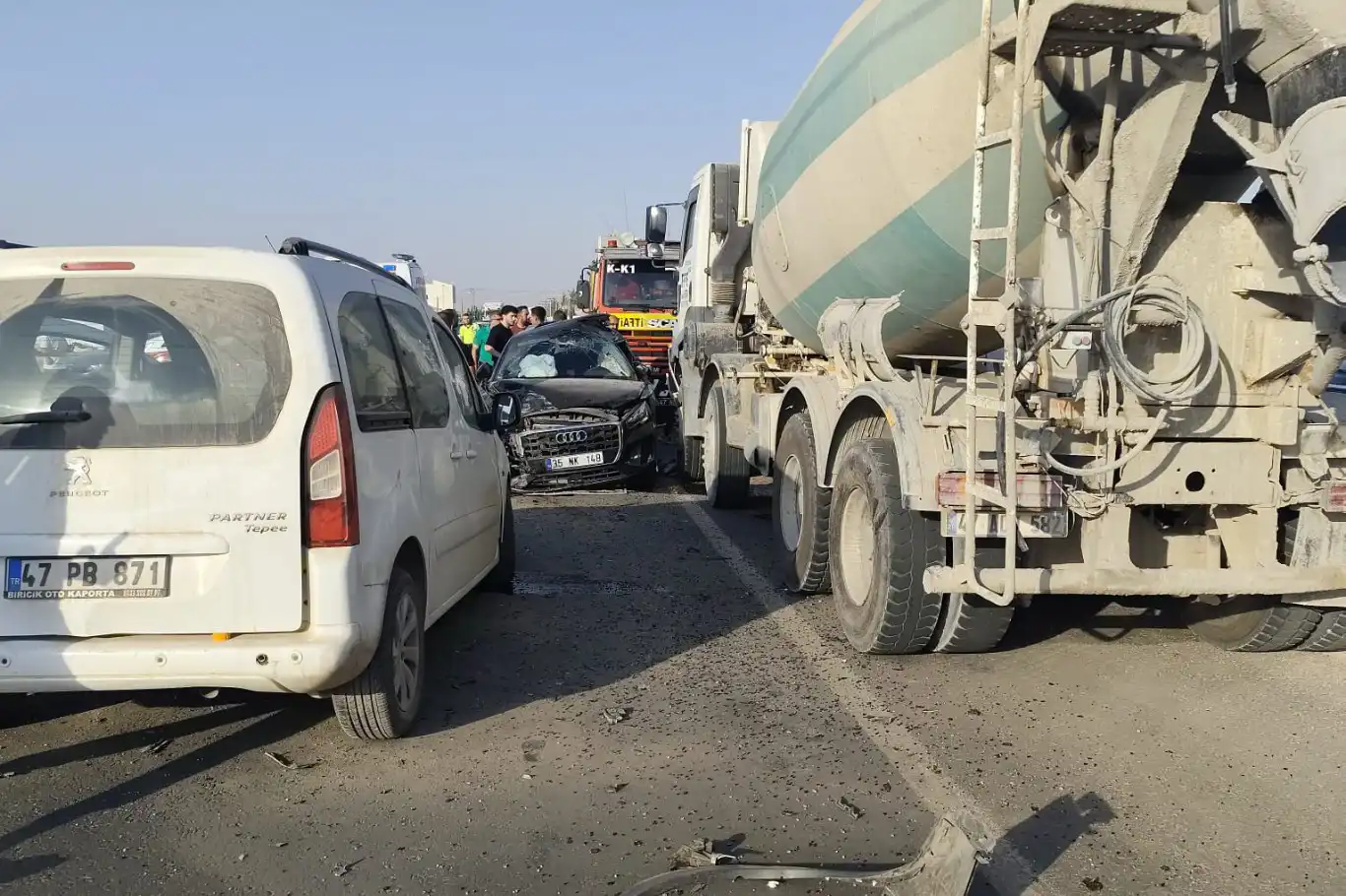 Mardin’de iki araç ile beton mikseri çarpıştı: 2’si ağır 5 yaralı Mardin’de iki araç ile beton mikseri çarpıştı: 2’si ağır 5 yaralı