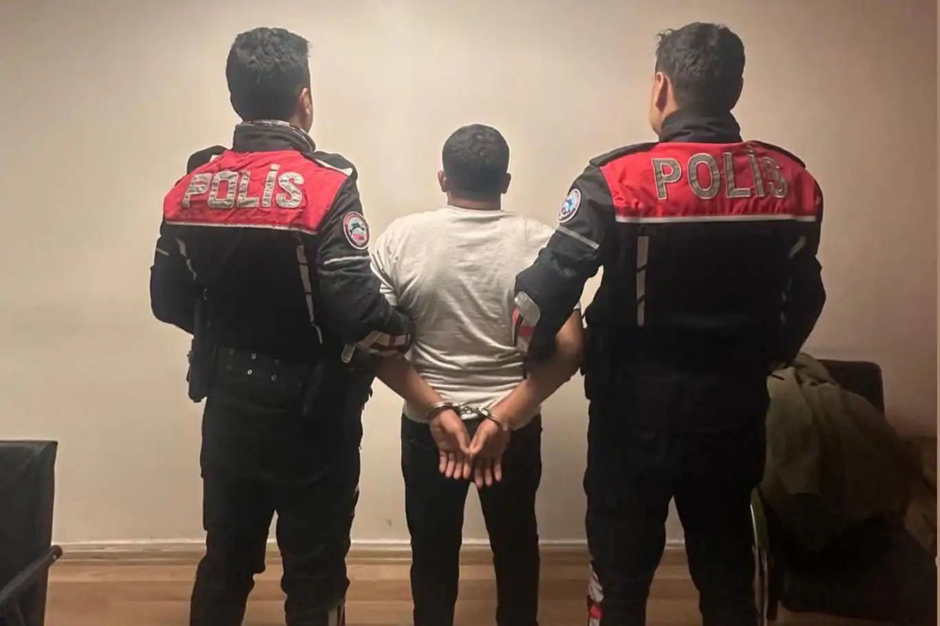 Gaziantep'te dolandırıcılıktan hapis cezası bulunan şahıs yakalandı Gaziantep'te dolandırıcılıktan hapis cezası bulunan şahıs yakalandı