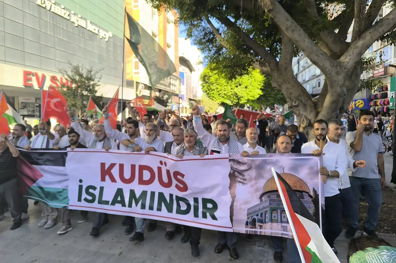 Tarsus’ta Küresel Sumud Filosu’na destek yürüyüşü ve basın açıklaması Tarsus’ta Küresel Sumud Filosu’na destek yürüyüşü ve basın açıklaması
