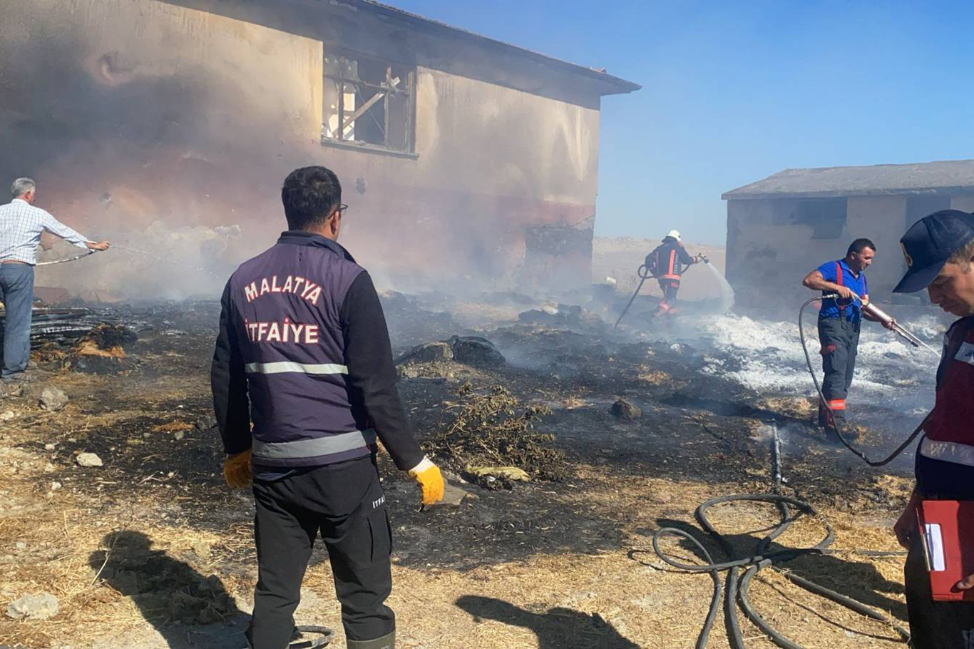 Malatya'da korkutan samanlık yangını Malatya'da korkutan samanlık yangını