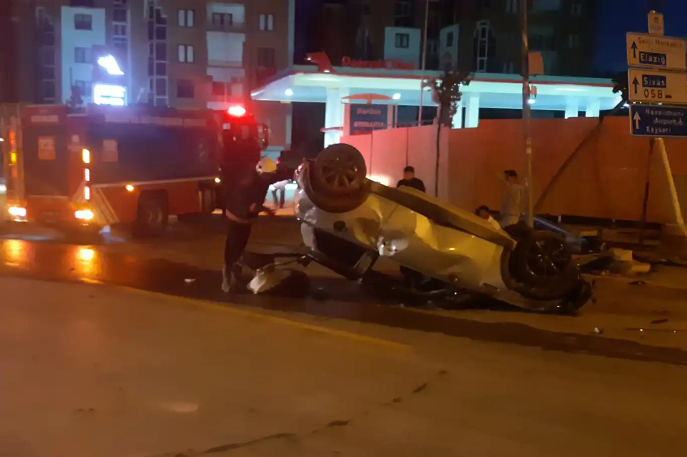 Otomobil takla atarak ters döndü: 1 yaralı Otomobil takla atarak ters döndü: 1 yaralı