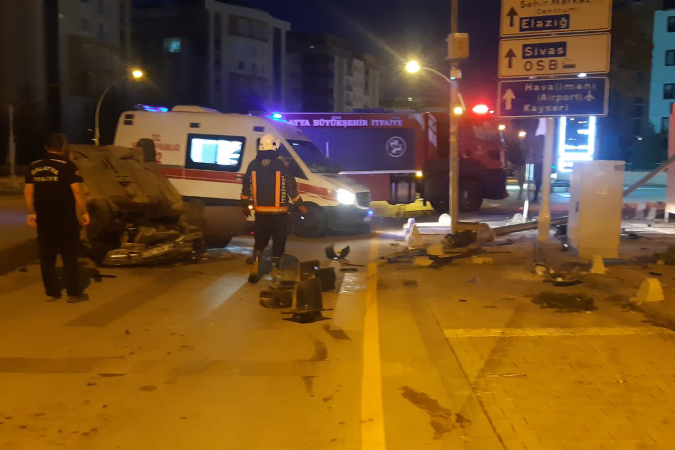 Otomobil takla atarak ters döndü: 1 yaralı Otomobil takla atarak ters döndü: 1 yaralı