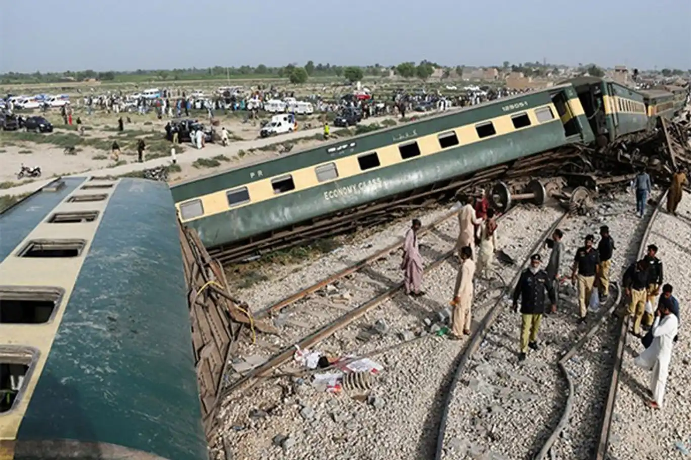 Pakistan'da trene saldırı: 13 yaralı