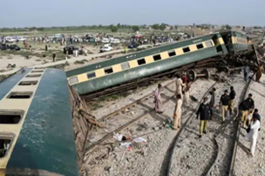 Pakistan'da trene saldırı: 13 yaralı