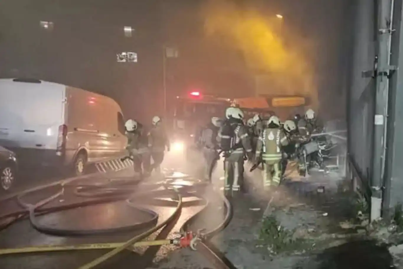 İstanbul'da 5 katlı iş yerinde yangın