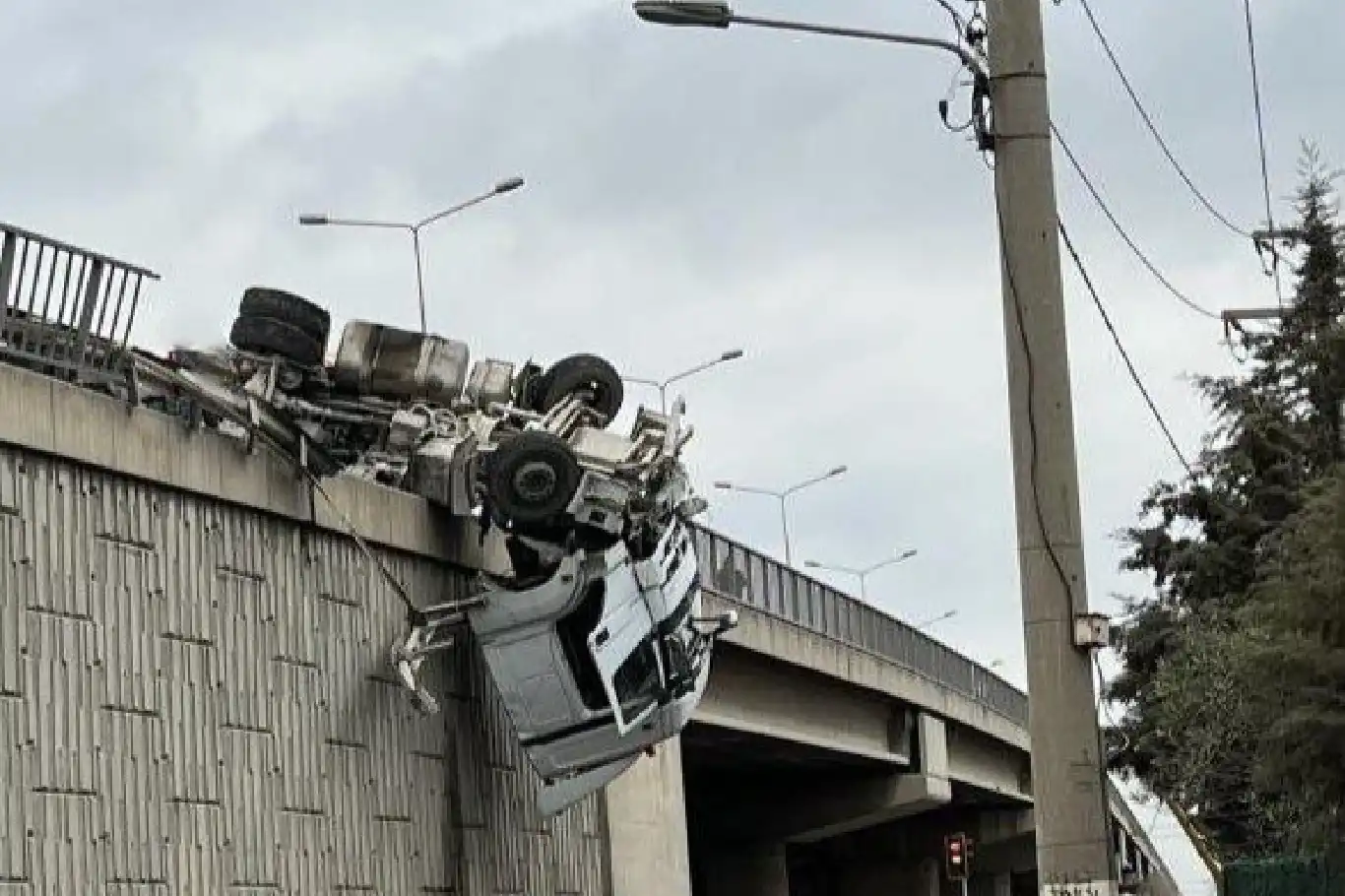 İzmir’de kontrolden çıkan tır viyadükte asılı kaldı