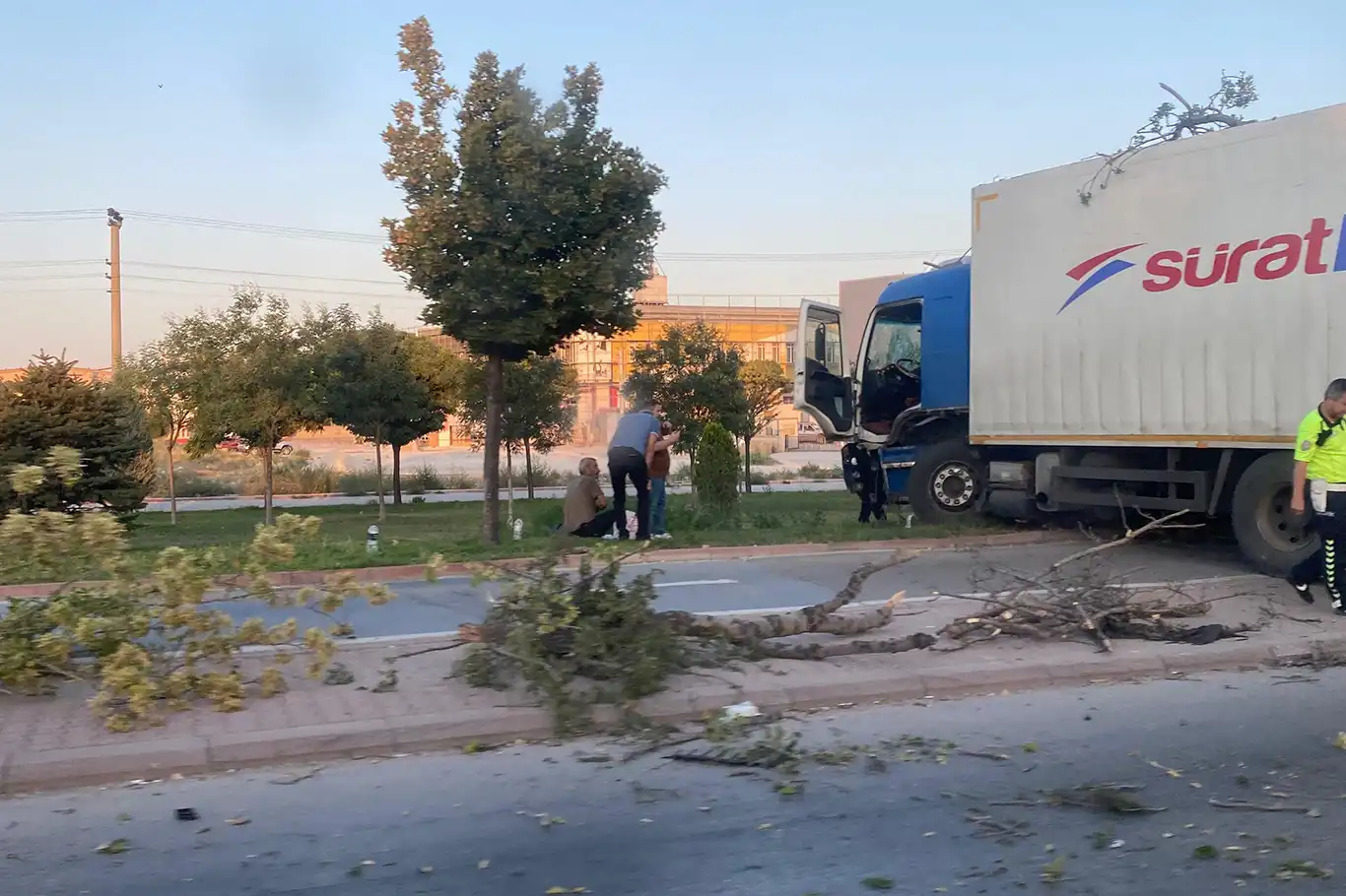 Konya-Adana yolunda kontrolden çıkan tır ağaca çarptı Konya-Adana yolunda kontrolden çıkan tır ağaca çarptı