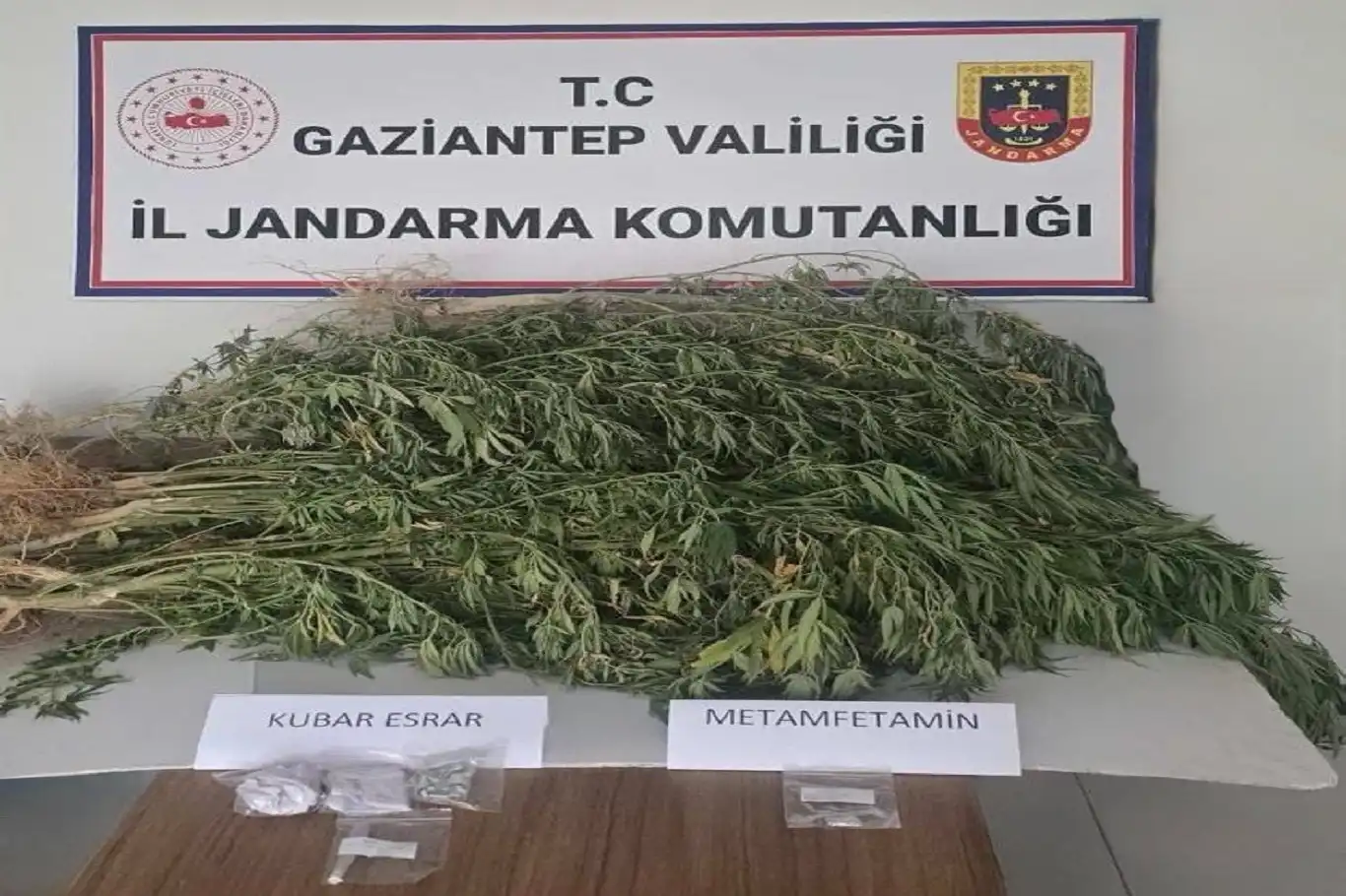 Gaziantep'te uyuşturucu ticareti yapan 139 kişi ile beraber birçok yasak malzeme yakalandı Gaziantep'te uyuşturucu ticareti yapan 139 kişi ile beraber birçok yasak malzeme yakalandı