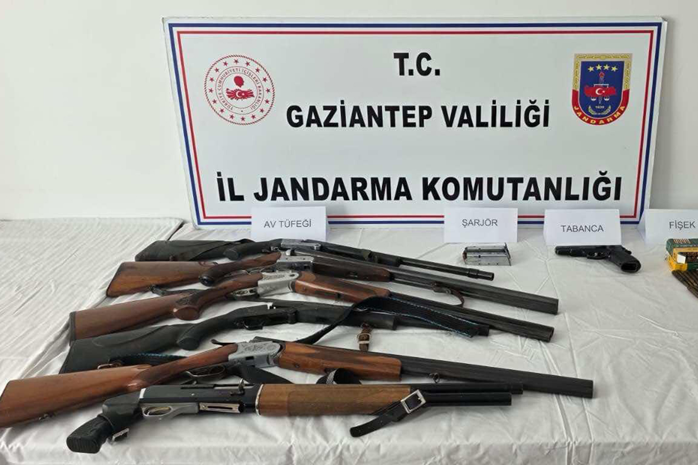 Gaziantep'te uyuşturucu ticareti yapan 139 kişi ile beraber birçok yasak malzeme yakalandı Gaziantep'te uyuşturucu ticareti yapan 139 kişi ile beraber birçok yasak malzeme yakalandı