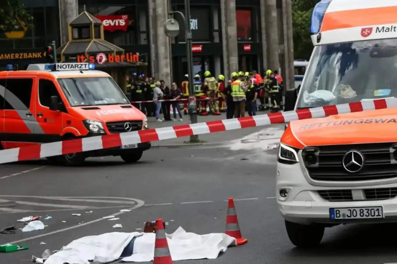 Several injured after car drives into crowd of people in Berlin Several injured after car drives into crowd of people in Berlin