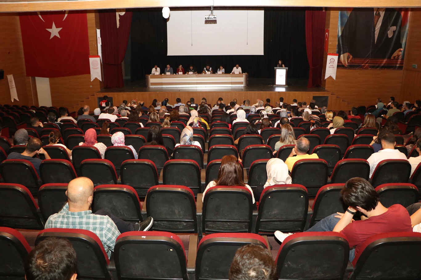 Siirt’te bağımlılıkla mücadele kapsamında farkındalık sempozyumu düzenlendi Siirt’te bağımlılıkla mücadele kapsamında farkındalık sempozyumu düzenlendi