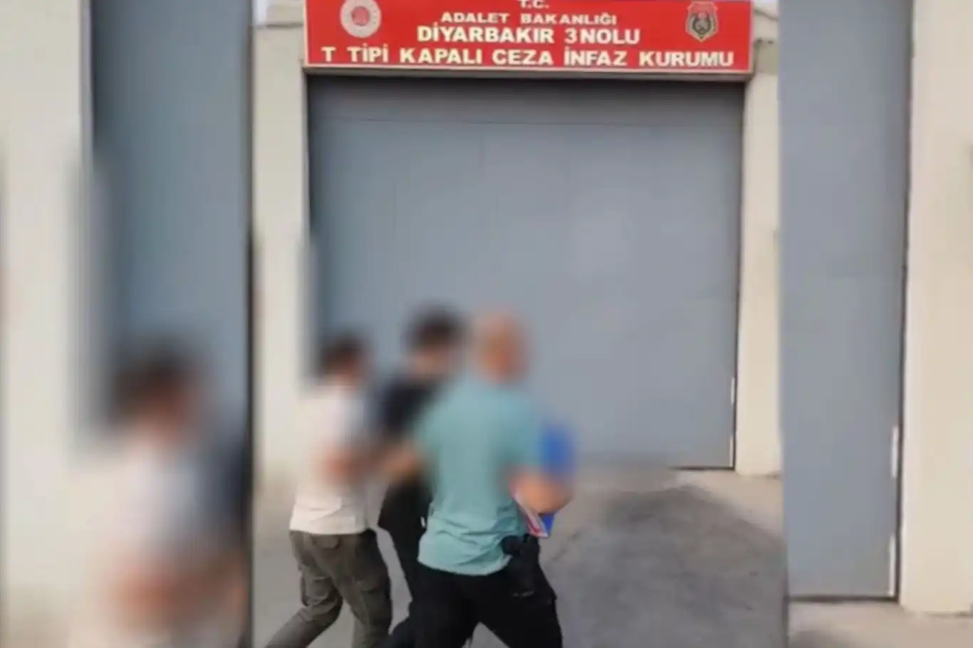 Diyarbakır’da 28 yıl kesinleşmiş hapis cezası bulunan firari yakalandı Diyarbakır’da 28 yıl kesinleşmiş hapis cezası bulunan firari yakalandı