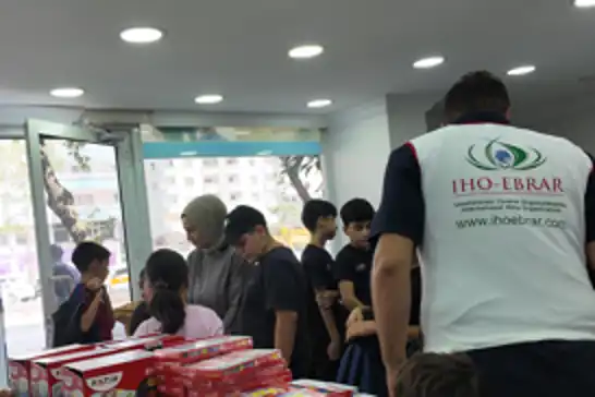 İHO Ebrar’dan yetim öğrencilere kırtasiye desteği
