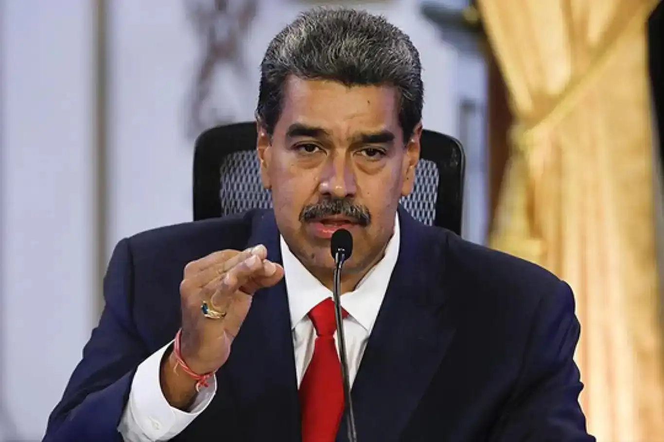Maduro: Em ê tu carî ji parastina welatê xwe paşve gav neavêjin