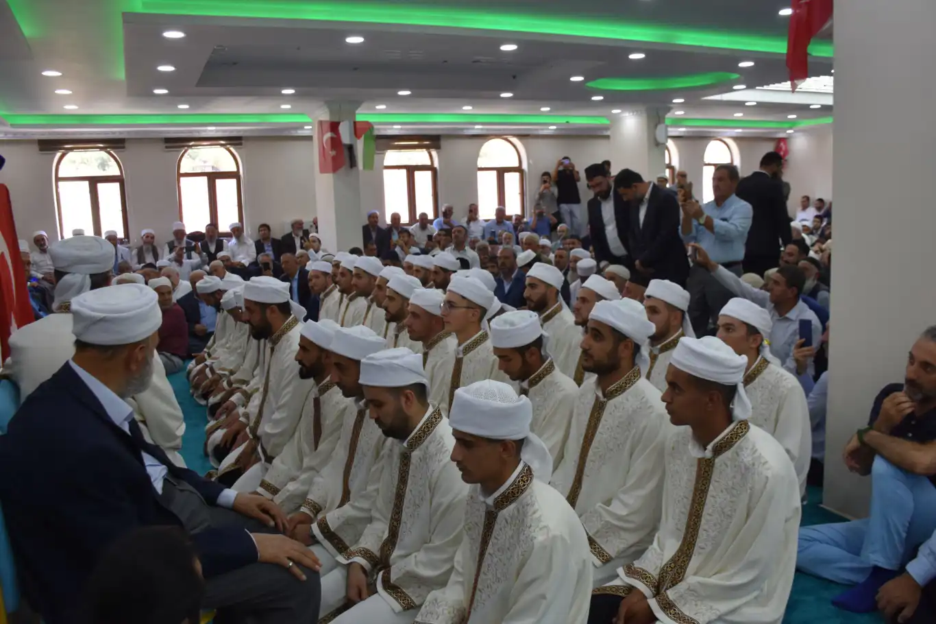 Bitlis'te icazet merasiminde eller Gazze için semaya kalktı Bitlis'te icazet merasiminde eller Gazze için semaya kalktı