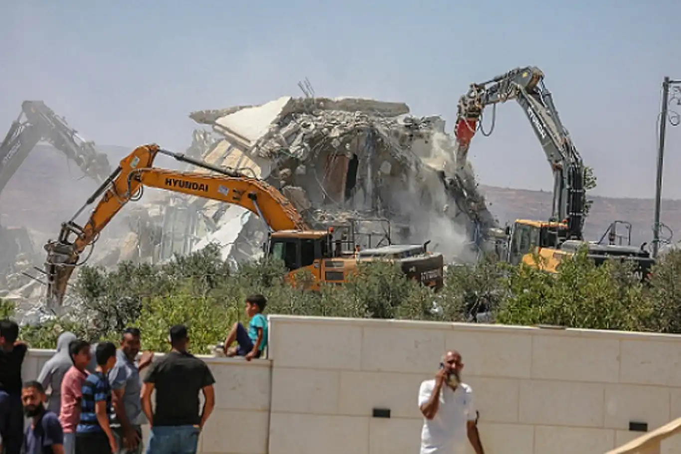 الاحتلال الصهيوني ينذر بهدم منازل ومحال تجارية فلسطينية في شمال القدس الاحتلال الصهيوني ينذر بهدم منازل ومحال تجارية فلسطينية في شمال القدس