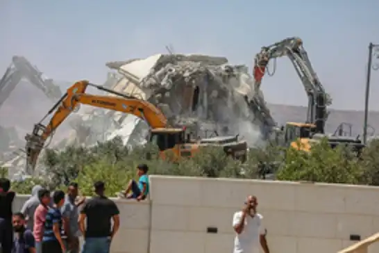 الاحتلال الصهيوني ينذر بهدم منازل ومحال تجارية فلسطينية في شمال القدس