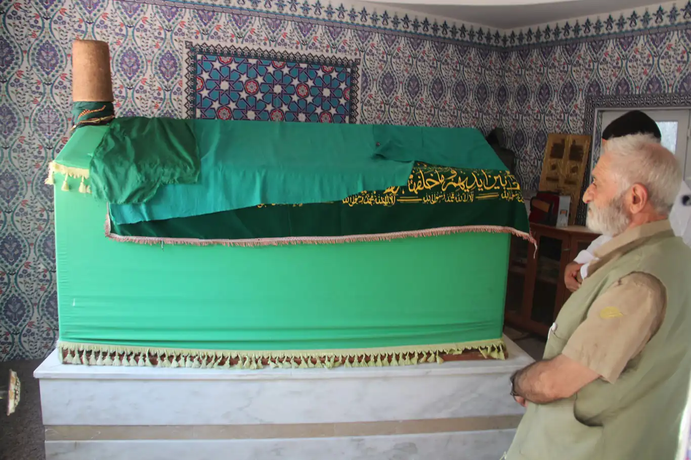 Batman'da unutulmuş bir âlimin izleri: Şeyh Yusuf Nebhani İluhi'nin mezarı Batman'da unutulmuş bir âlimin izleri: Şeyh Yusuf Nebhani İluhi'nin mezarı