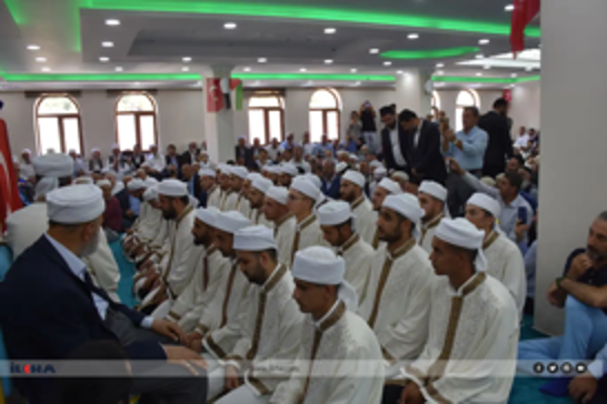 تركيا..  تخرج 33 طالباً في مدرسة دينية ببتليس رافعين  أيديهم بالدعاء لغزة
