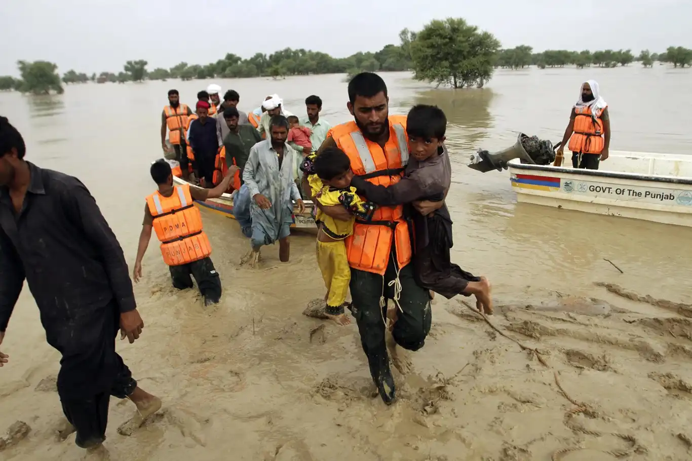 Pakistan'da muson yağışlarının yol açtığı sellerde 905 can kaybı Pakistan'da muson yağışlarının yol açtığı sellerde 905 can kaybı