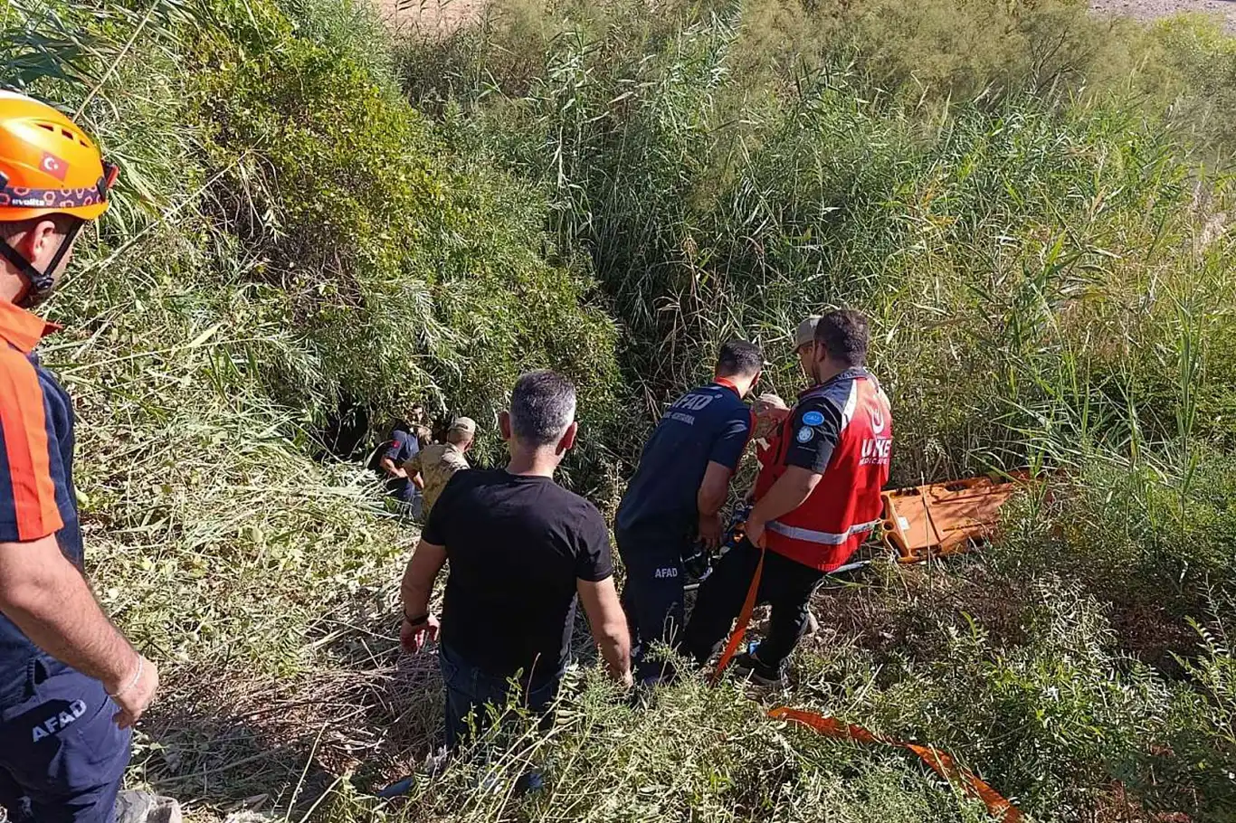 Göreve giden öğretmenleri taşıyan araç dereye düştü: 2 yaralı Göreve giden öğretmenleri taşıyan araç dereye düştü: 2 yaralı