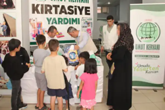 Umut Kervanı Batman'da yüzlerce öğrenciye kırtasiye yardımı yaptı