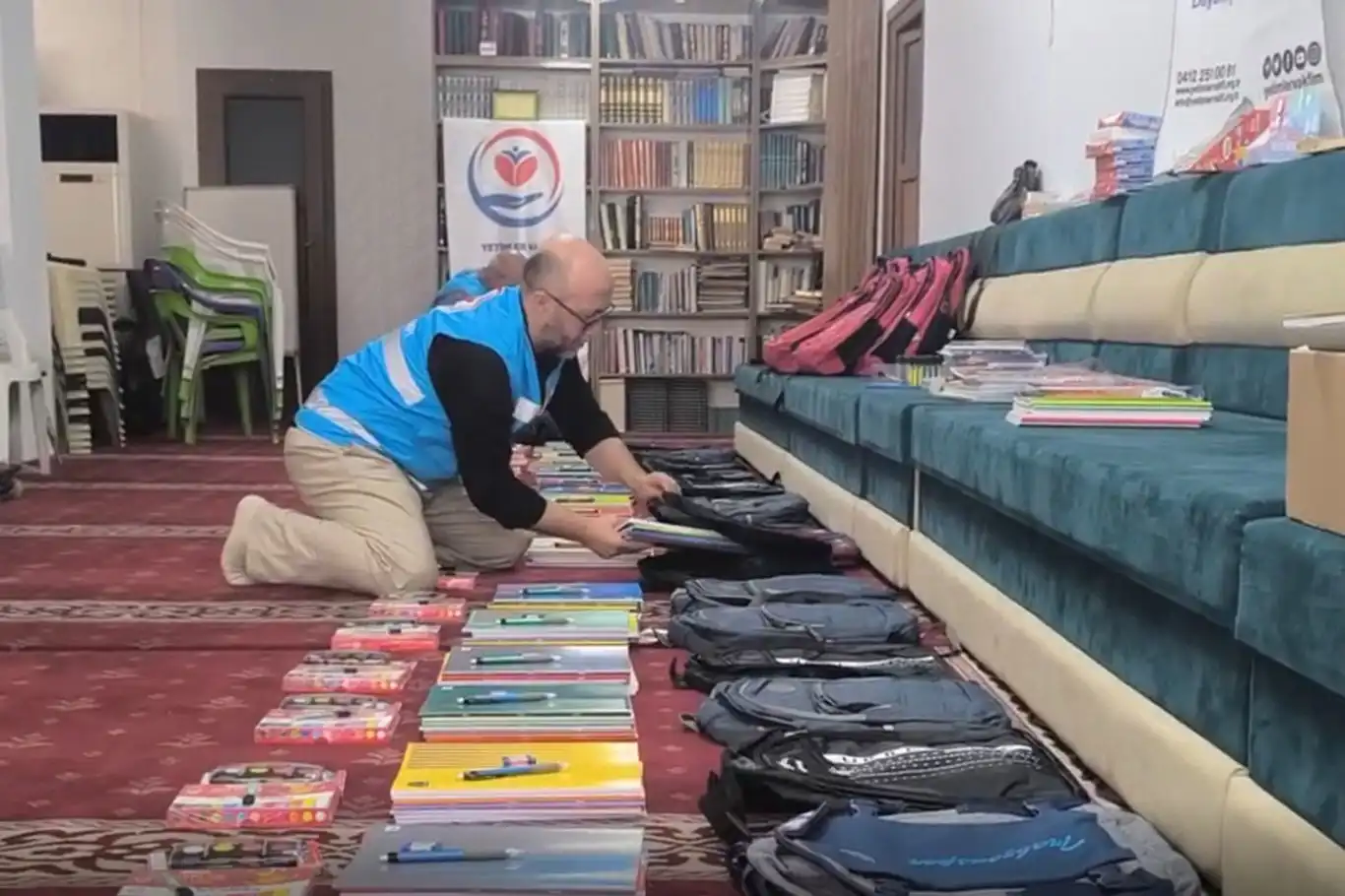 Yetimler Vakfı Elazığ'da ihtiyaç sahibi öğrencilere kırtasiye yardımında bulundu Yetimler Vakfı Elazığ'da ihtiyaç sahibi öğrencilere kırtasiye yardımında bulundu